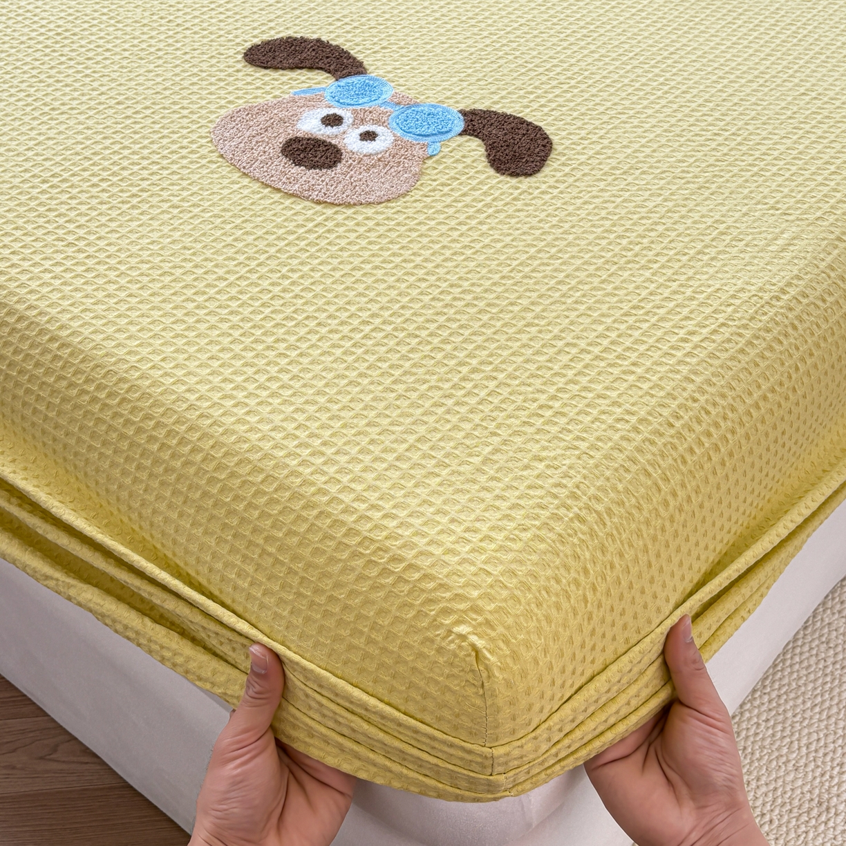 91家纺网 家纺一手货源 找家纺 居眠 2026新款全棉华夫格毛巾绣系列床笠 泡芙小狗-黄