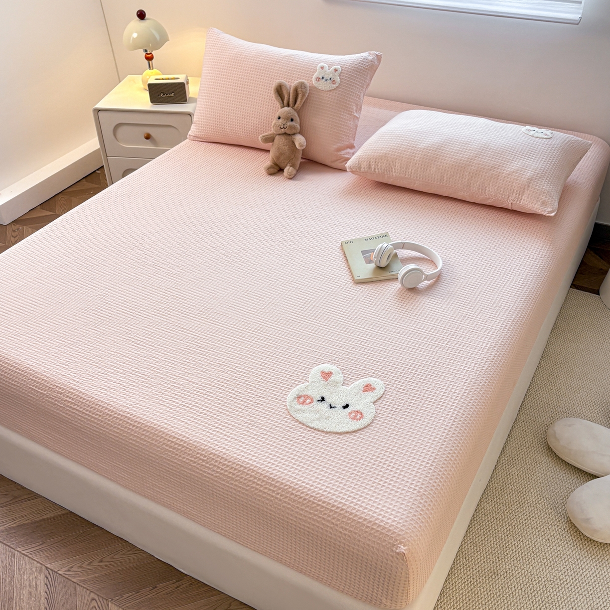 91家纺网 家纺一手货源 找家纺 居眠 2026新款全棉华夫格毛巾绣系列床笠 俏皮小兔-粉