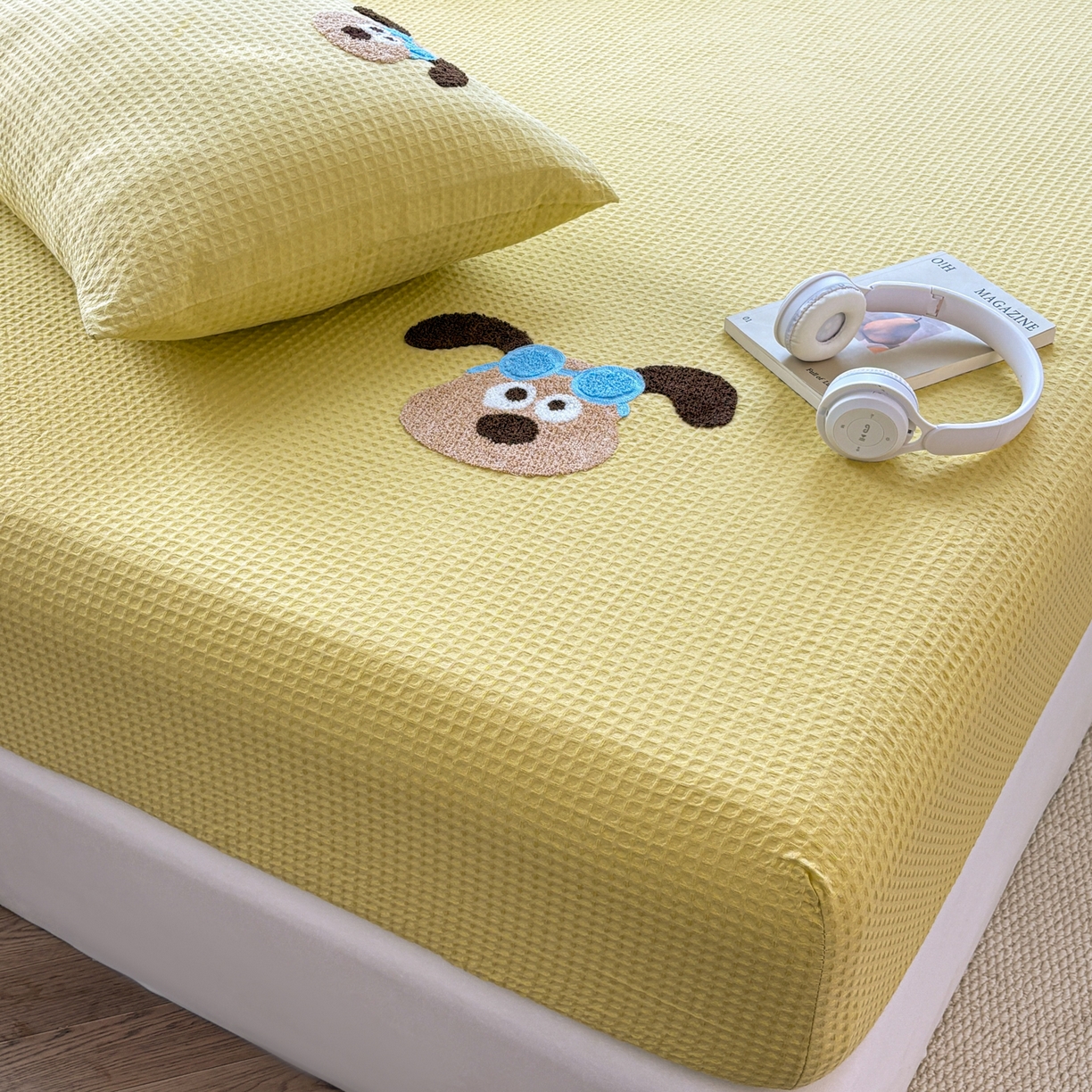 91家纺网 家纺一手货源 找家纺 居眠 2026新款全棉华夫格毛巾绣系列床笠 泡芙小狗-黄