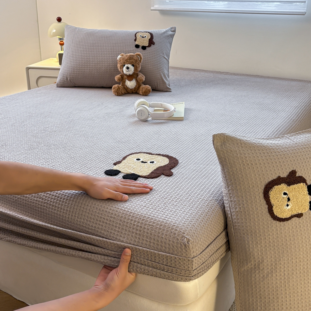 91家纺网 家纺一手货源 找家纺 居眠 2026新款全棉华夫格毛巾绣系列床笠 乖乖幼崽-灰