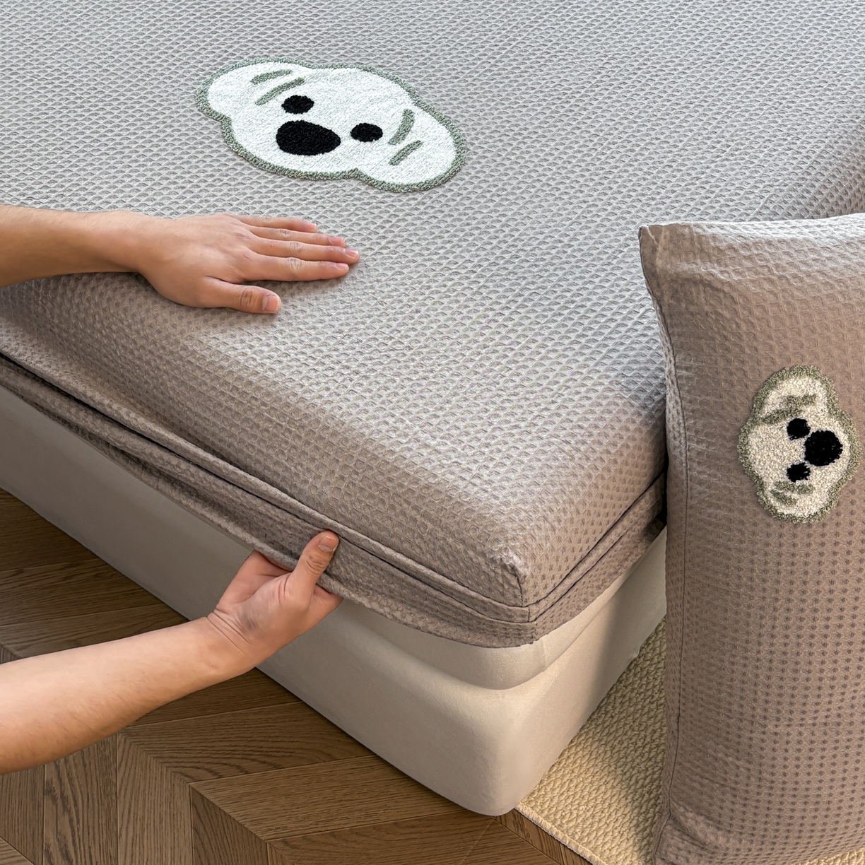 91家纺网 家纺一手货源 找家纺 居眠 2026新款全棉华夫格毛巾绣系列床笠 考拉-星灰