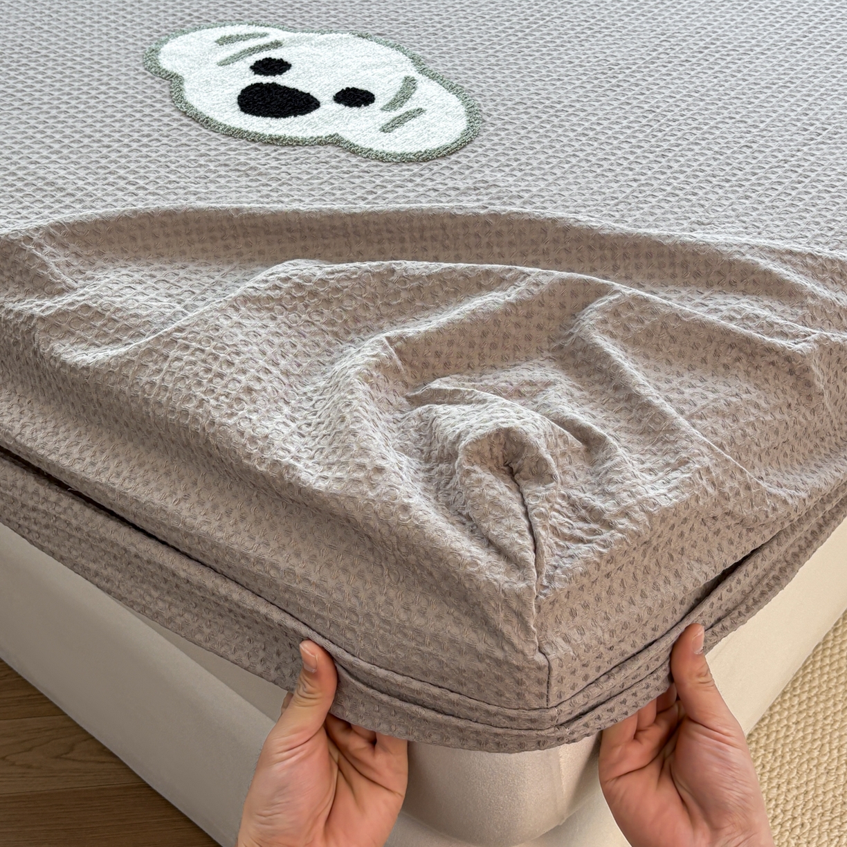 91家纺网 家纺一手货源 找家纺 居眠 2026新款全棉华夫格毛巾绣系列床笠 考拉-星灰