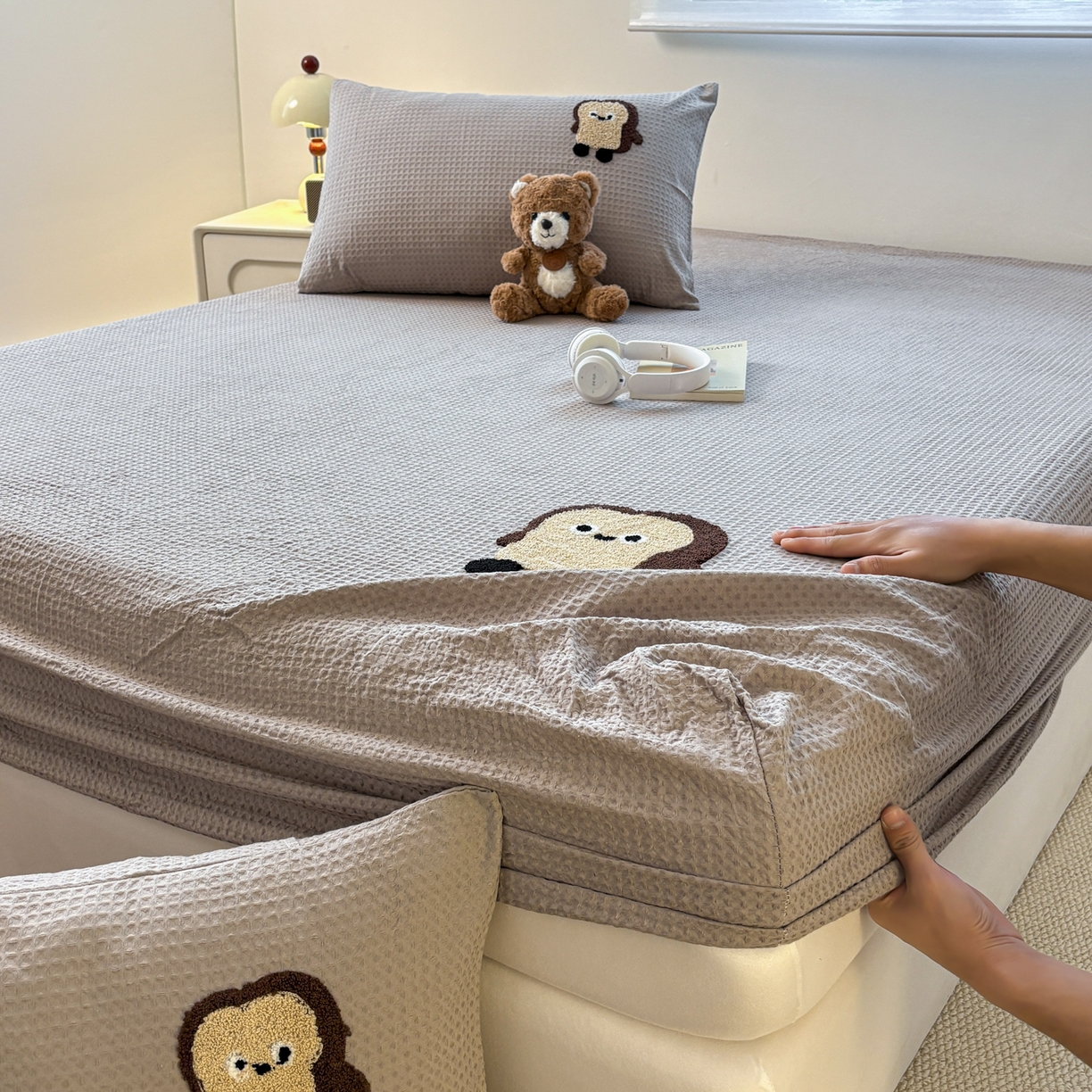 91家纺网 家纺一手货源 找家纺 居眠 2026新款全棉华夫格毛巾绣系列床笠 乖乖幼崽-灰