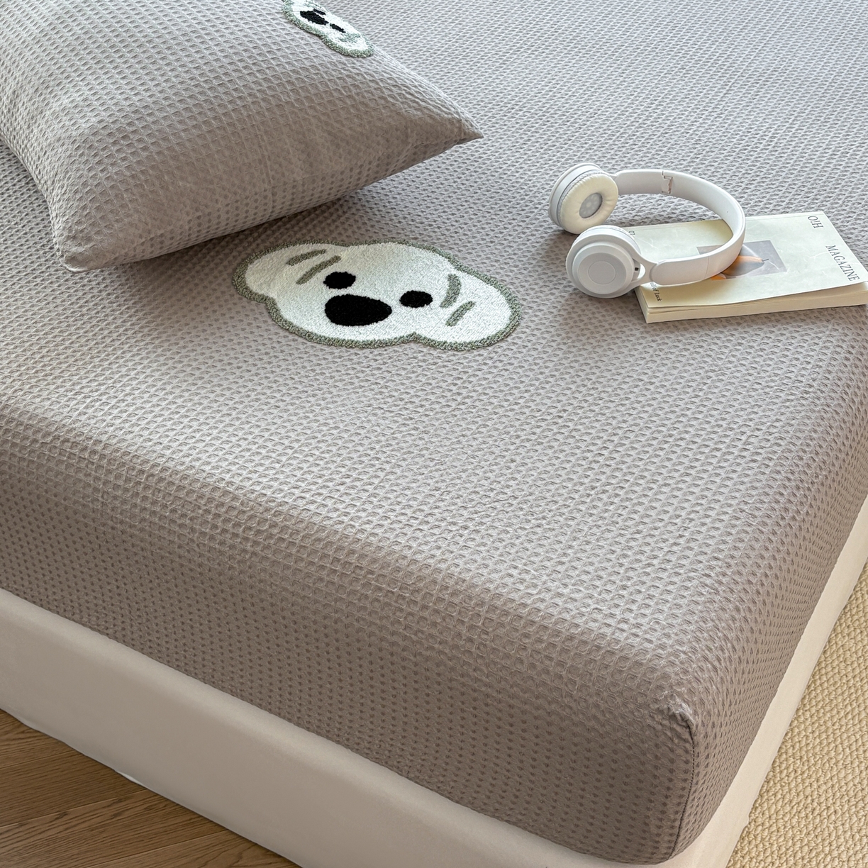 91家纺网 家纺一手货源 找家纺 居眠 2026新款全棉华夫格毛巾绣系列床笠 考拉-星灰