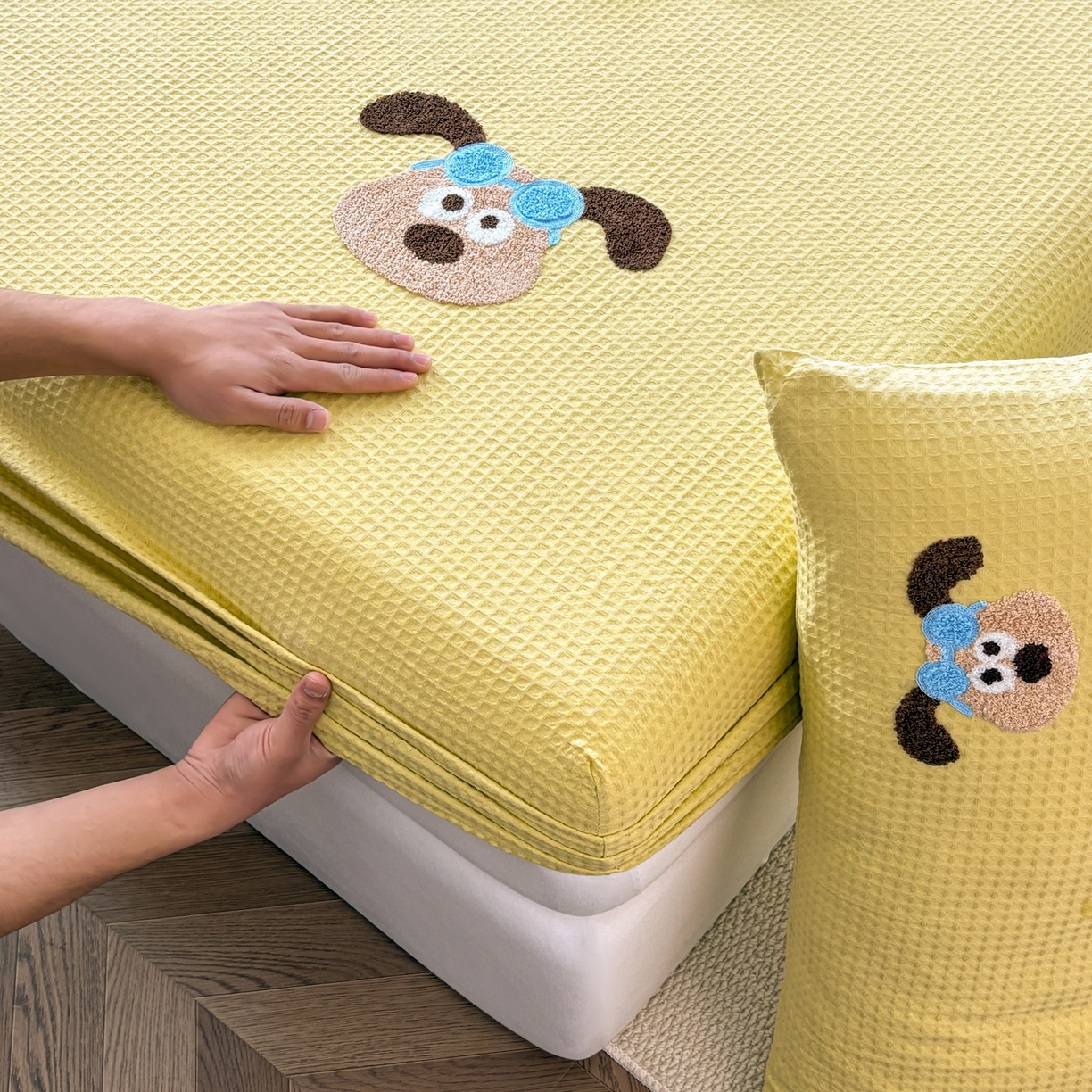 91家纺网 家纺一手货源 找家纺 居眠 2026新款全棉华夫格毛巾绣系列床笠 泡芙小狗-黄