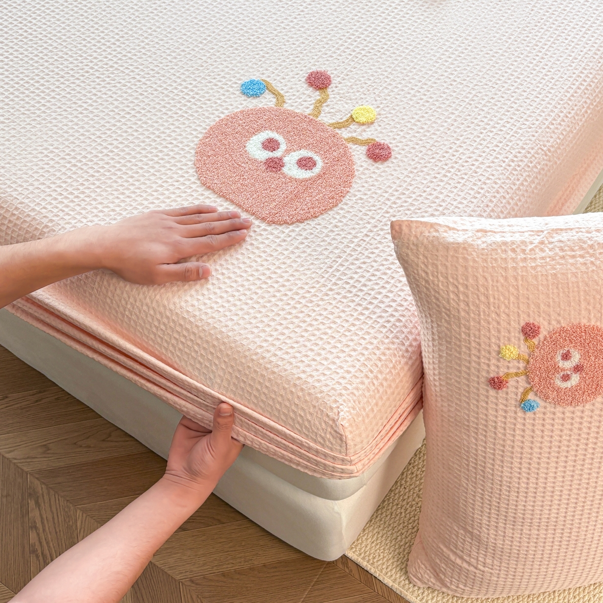 91家纺网 家纺一手货源 找家纺 居眠 2026新款全棉华夫格毛巾绣系列床笠 萌宠-粉