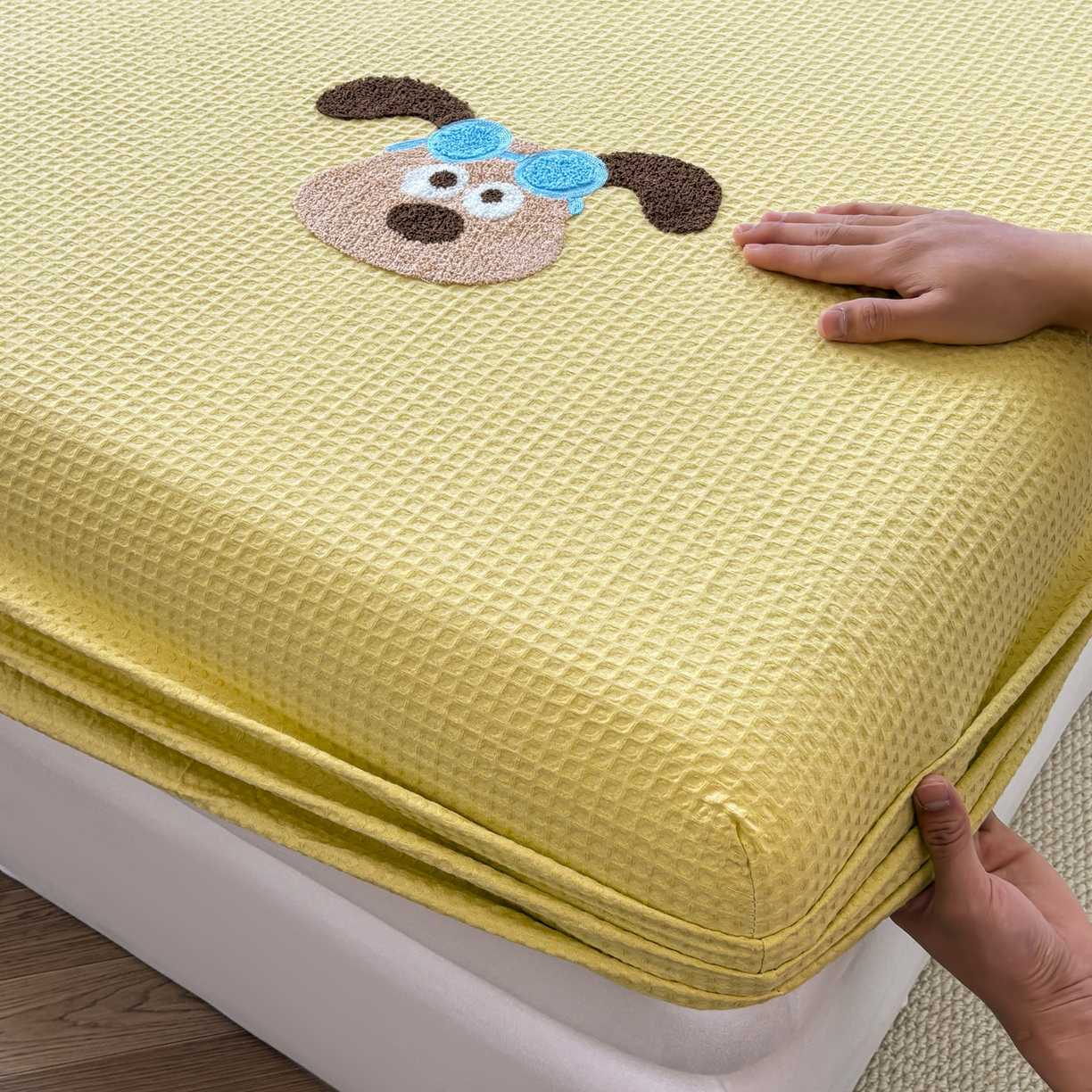 91家纺网 家纺一手货源 找家纺 居眠 2026新款全棉华夫格毛巾绣系列床笠 泡芙小狗-黄