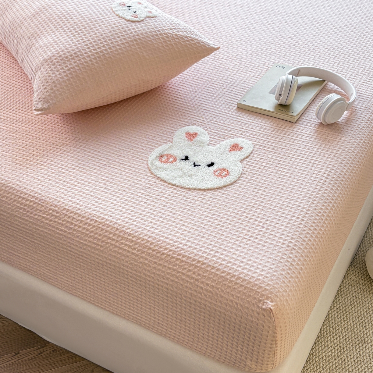 91家纺网 家纺一手货源 找家纺 居眠 2026新款全棉华夫格毛巾绣系列床笠 俏皮小兔-粉