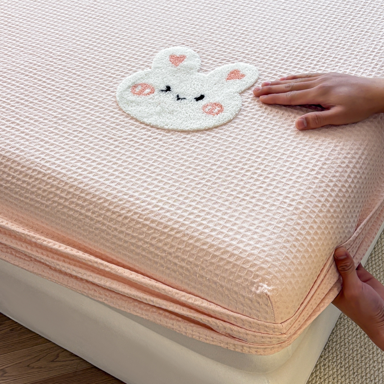 91家纺网 家纺一手货源 找家纺 居眠 2026新款全棉华夫格毛巾绣系列床笠 俏皮小兔-粉