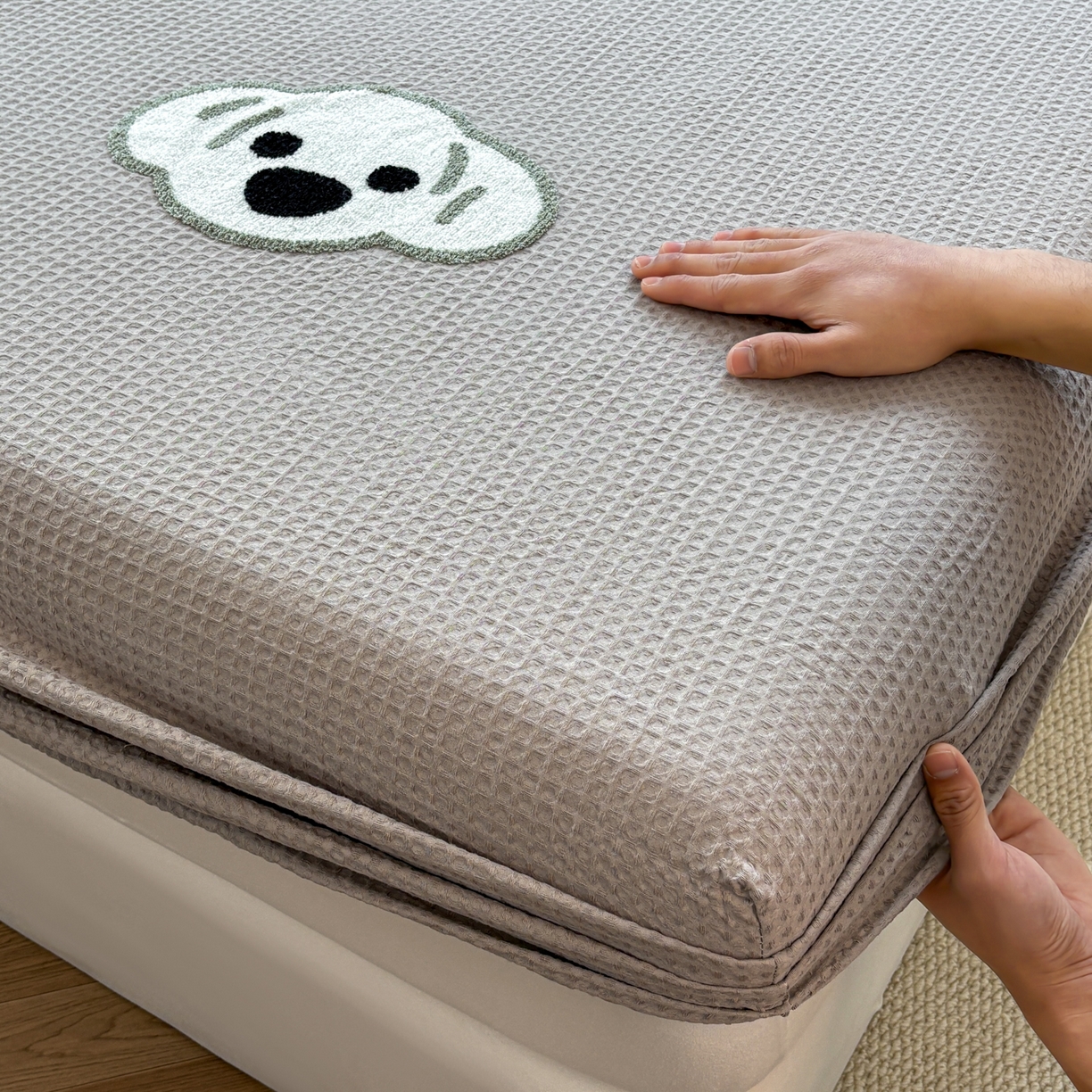 91家纺网 家纺一手货源 找家纺 居眠 2026新款全棉华夫格毛巾绣系列床笠 考拉-星灰