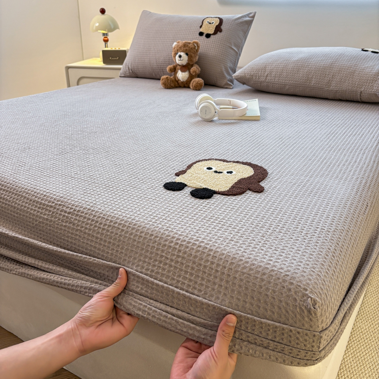 91家纺网 家纺一手货源 找家纺 居眠 2026新款全棉华夫格毛巾绣系列床笠 乖乖幼崽-灰