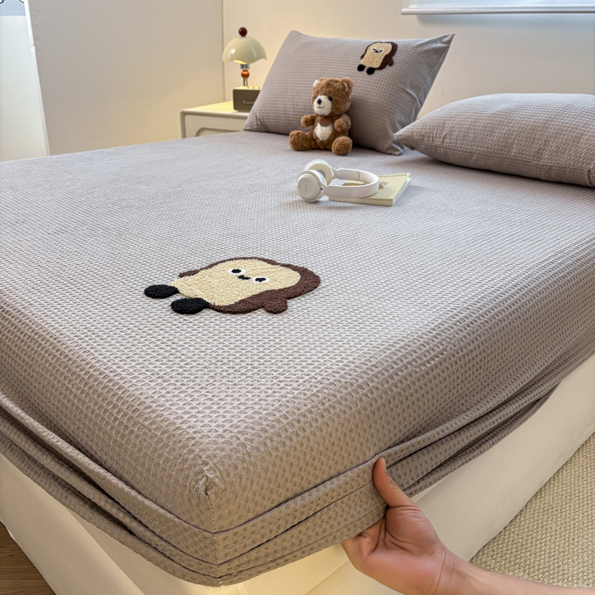 91家纺网 家纺一手货源 找家纺 居眠 2026新款全棉华夫格毛巾绣系列床笠 乖乖幼崽-灰