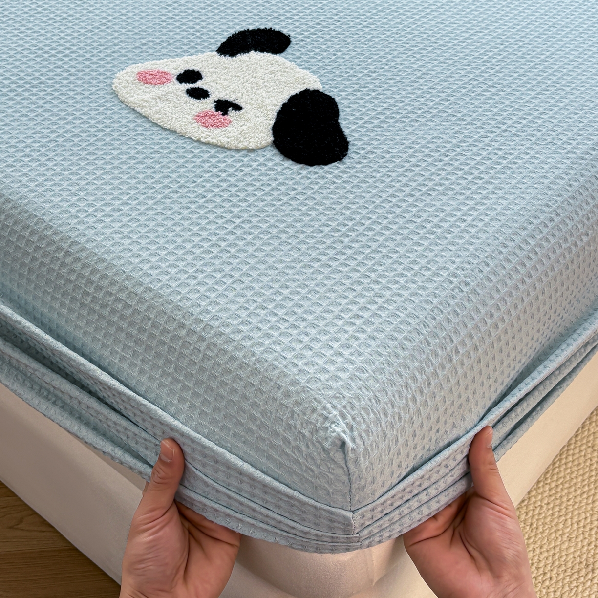 91家纺网 家纺一手货源 找家纺 居眠 2026新款全棉华夫格毛巾绣系列床笠 欢乐狗-蓝