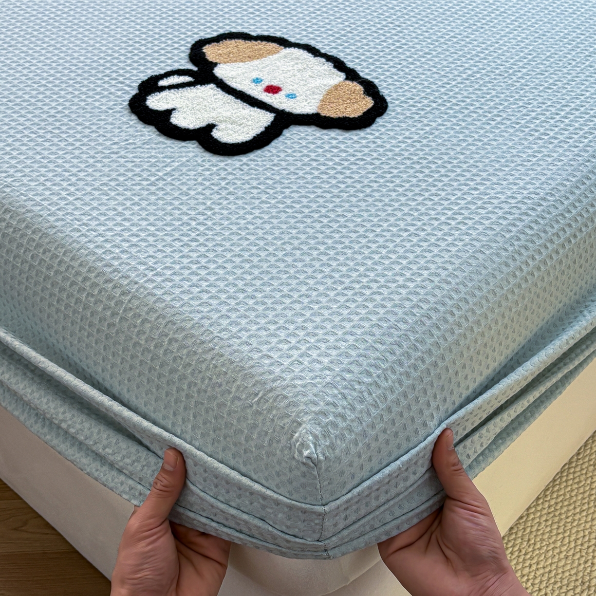 91家纺网 家纺一手货源 找家纺 居眠 2026新款全棉华夫格毛巾绣系列床笠 毛绒小狗-蓝