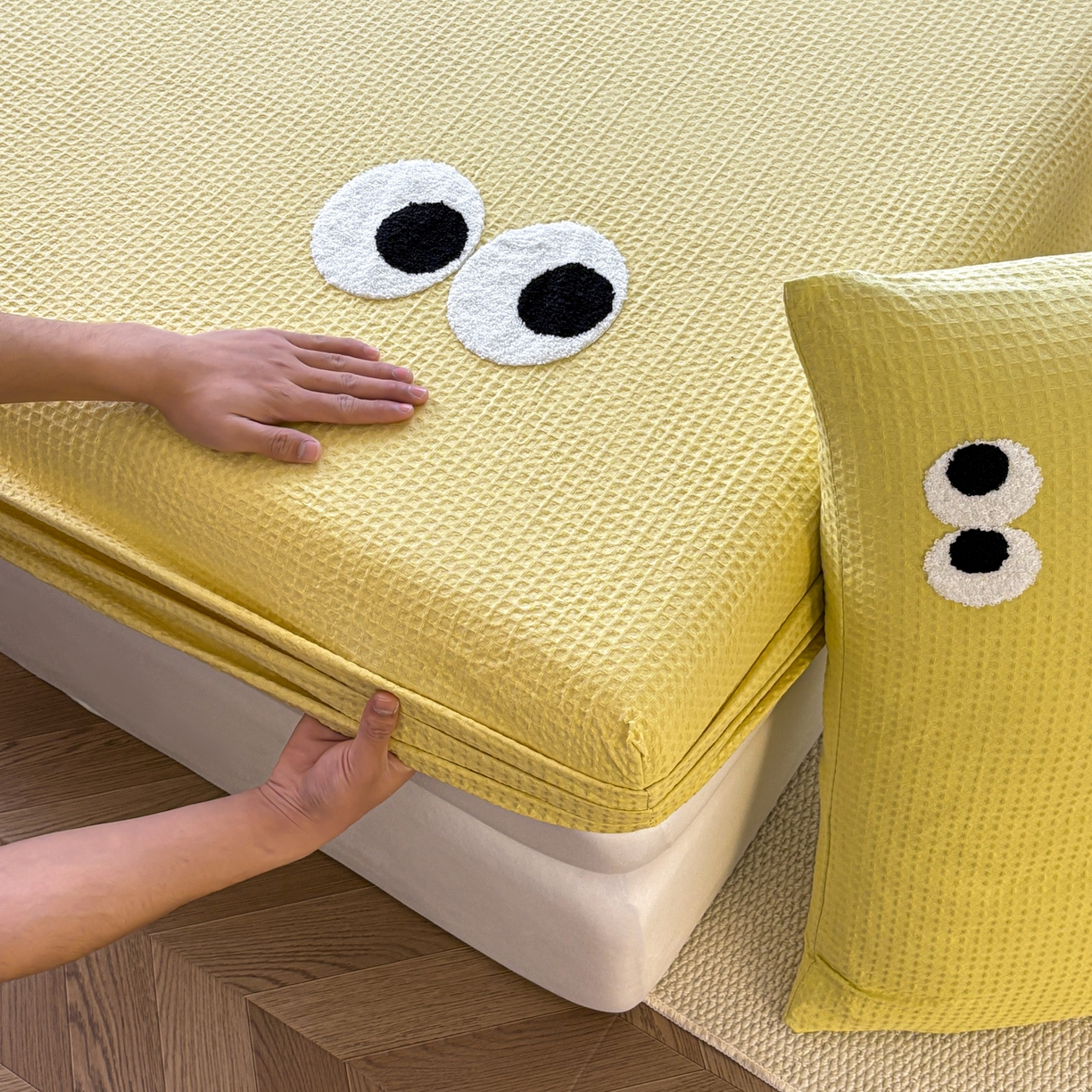 91家纺网 家纺一手货源 找家纺 居眠 2026新款全棉华夫格毛巾绣系列床笠 呆呆大眼-黄