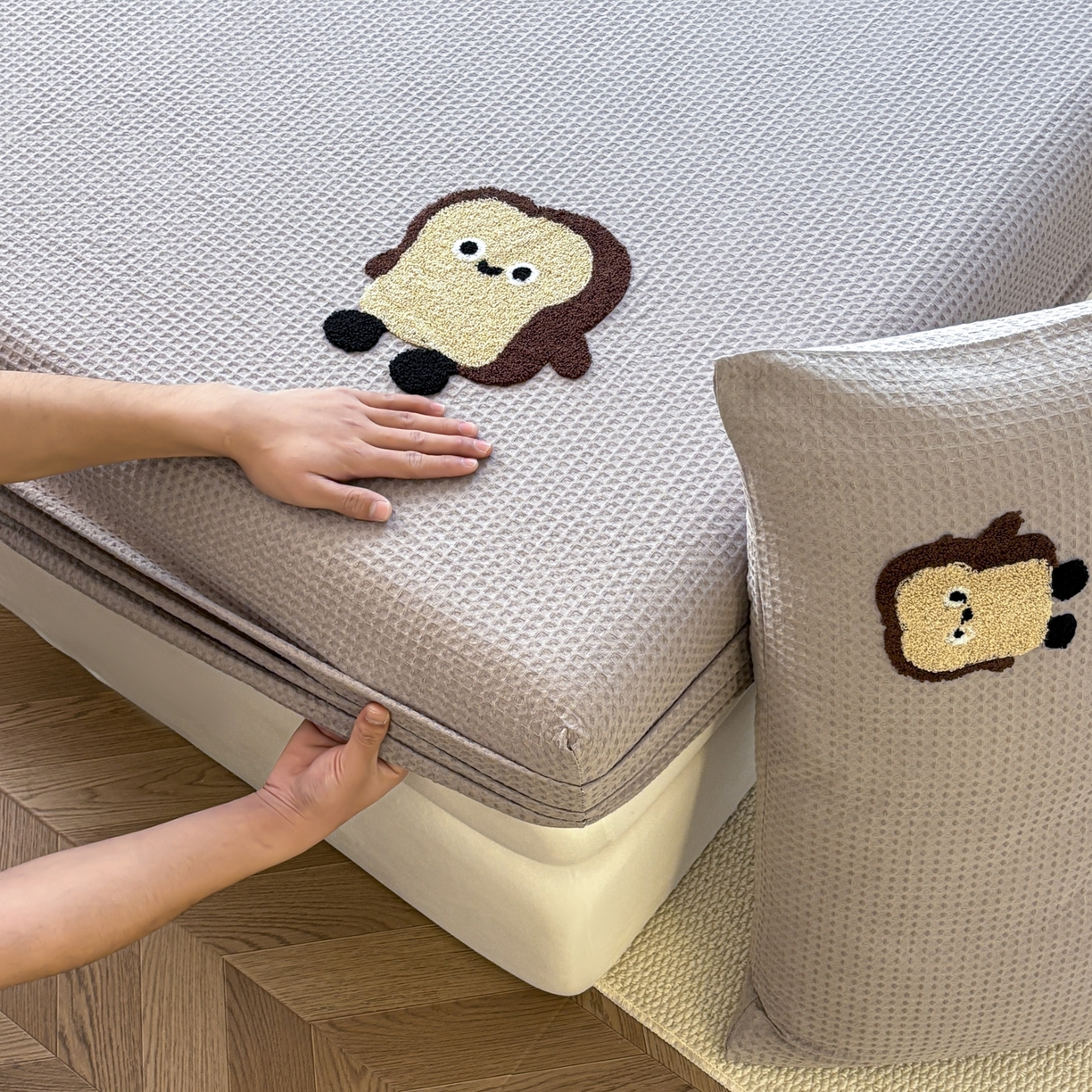 91家纺网 家纺一手货源 找家纺 居眠 2026新款全棉华夫格毛巾绣系列床笠 乖乖幼崽-灰