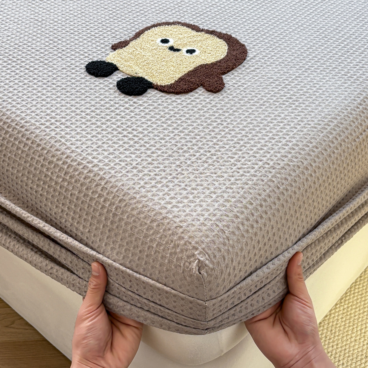 91家纺网 家纺一手货源 找家纺 居眠 2026新款全棉华夫格毛巾绣系列床笠 乖乖幼崽-灰