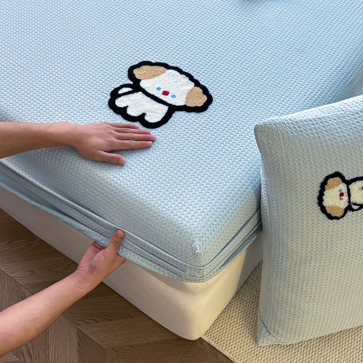 91家纺网 家纺一手货源 找家纺 居眠 2026新款全棉华夫格毛巾绣系列床笠 毛绒小狗-蓝