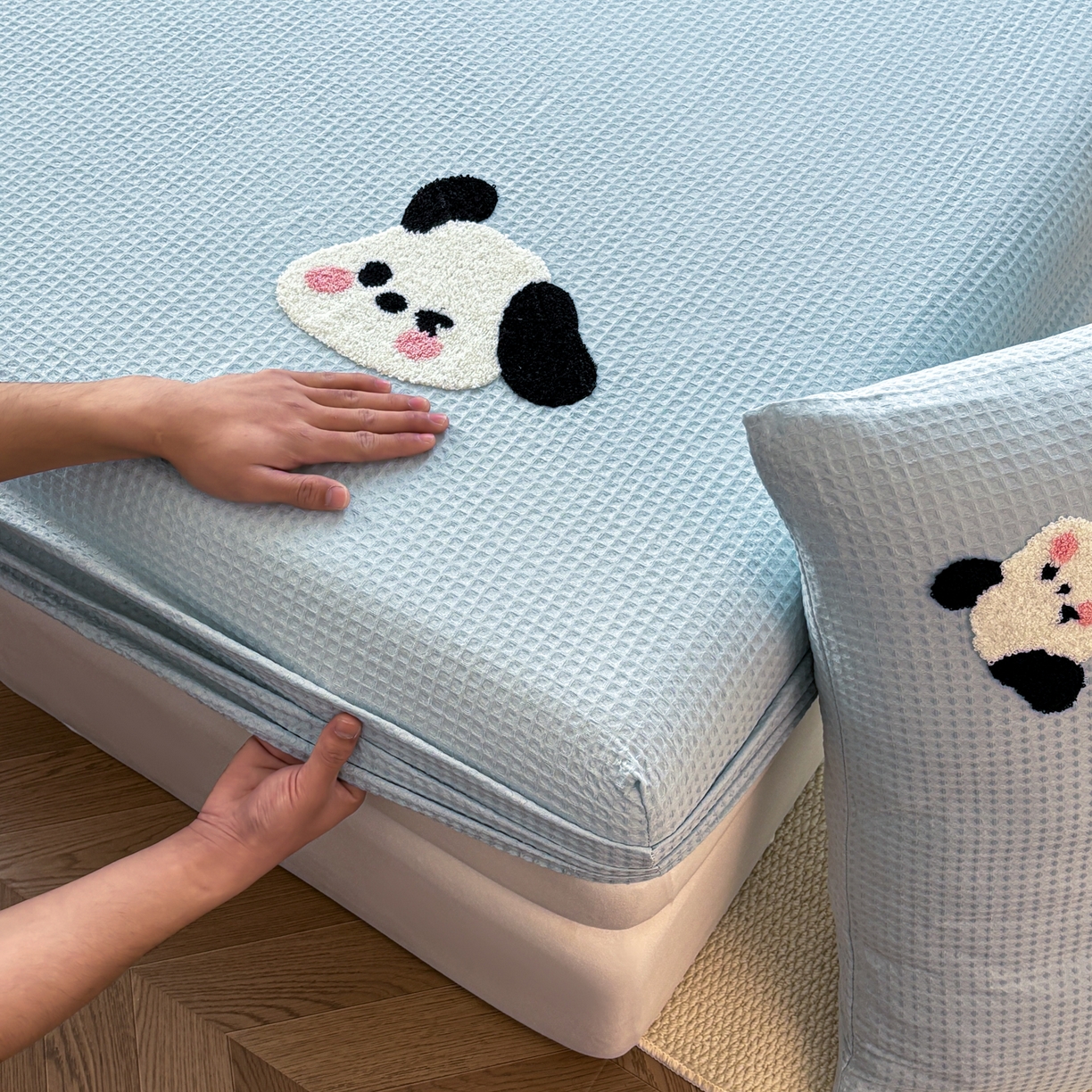 91家纺网 家纺一手货源 找家纺 居眠 2026新款全棉华夫格毛巾绣系列床笠 欢乐狗-蓝