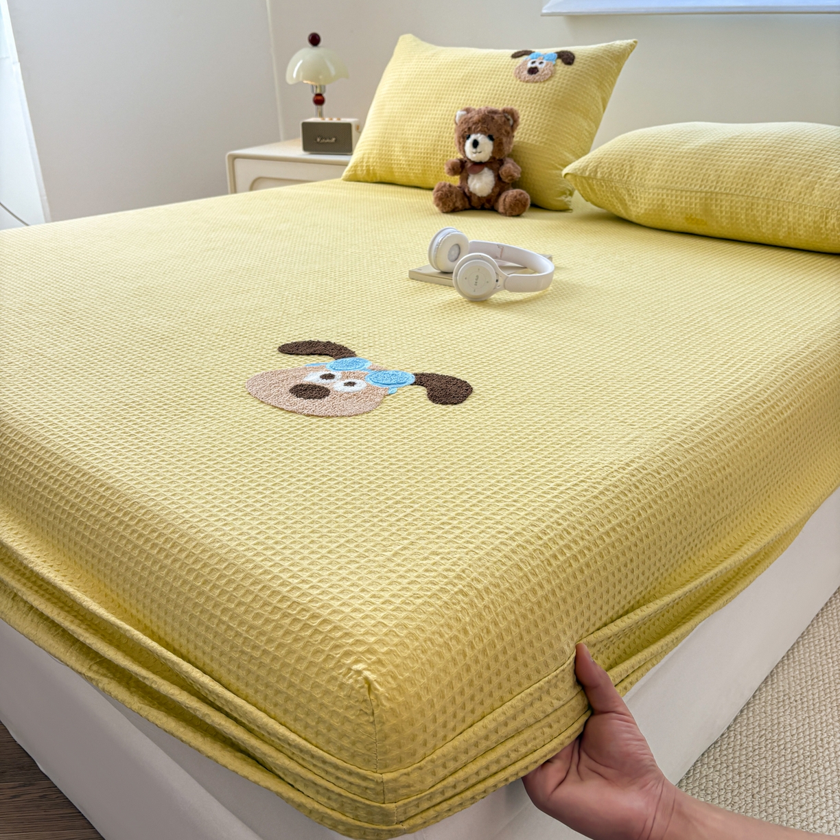 91家纺网 家纺一手货源 找家纺 居眠 2026新款全棉华夫格毛巾绣系列床笠 泡芙小狗-黄