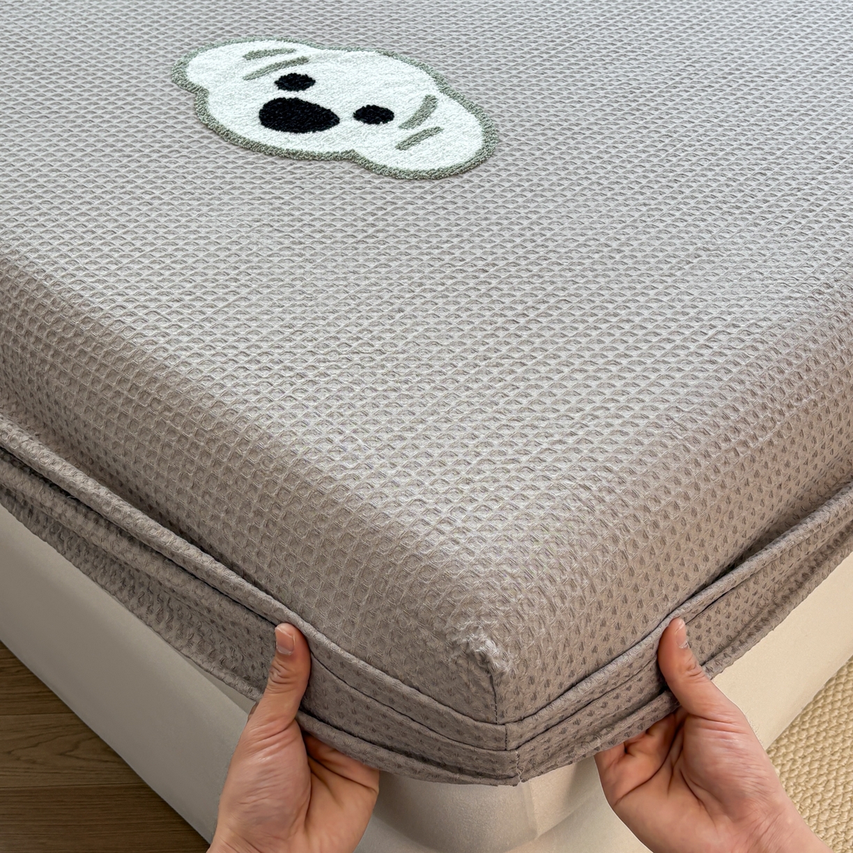 91家纺网 家纺一手货源 找家纺 居眠 2026新款全棉华夫格毛巾绣系列床笠 考拉-星灰