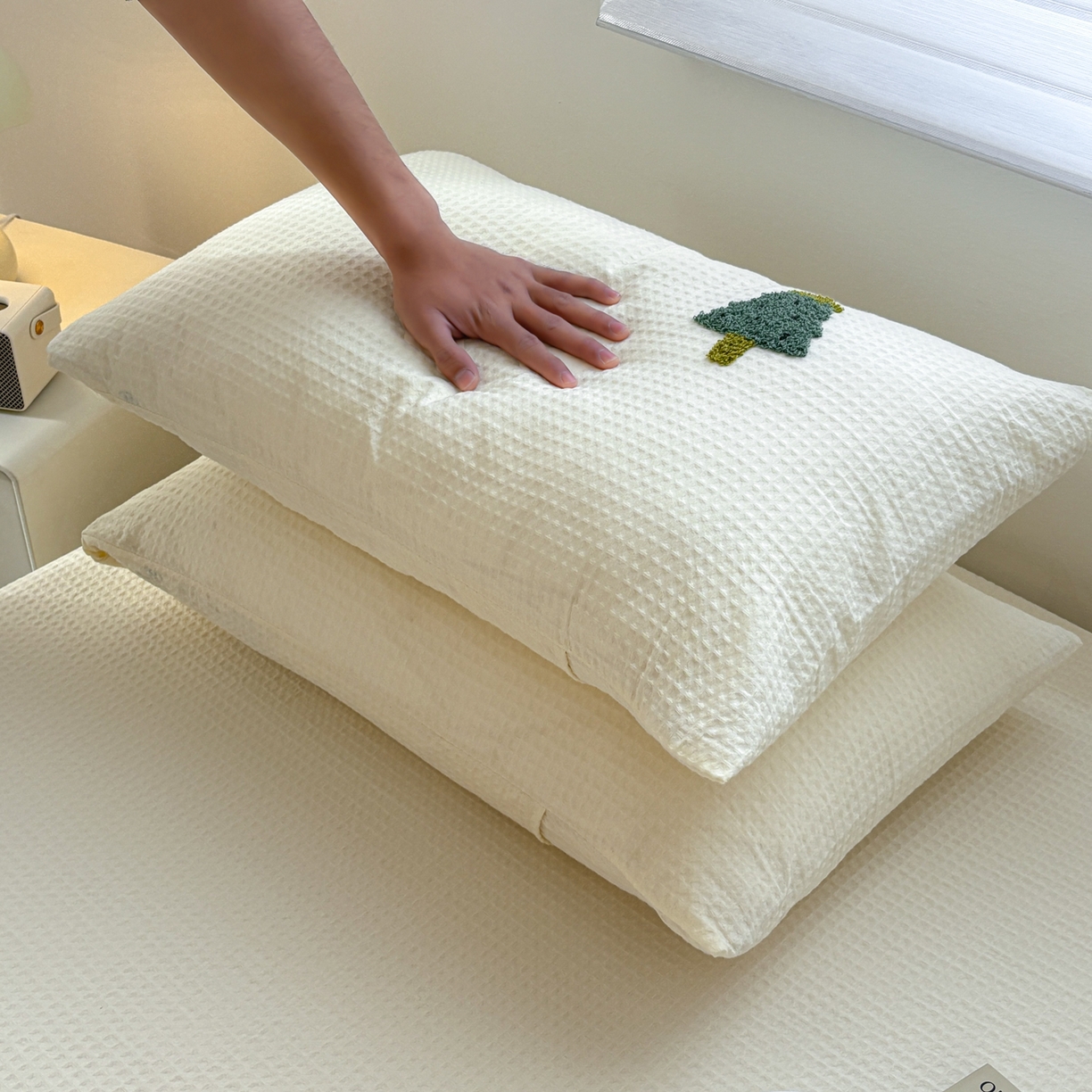 91家纺网 家纺一手货源 找家纺 居眠 2026新款全棉华夫格毛巾绣系列枕套 幸运树-白