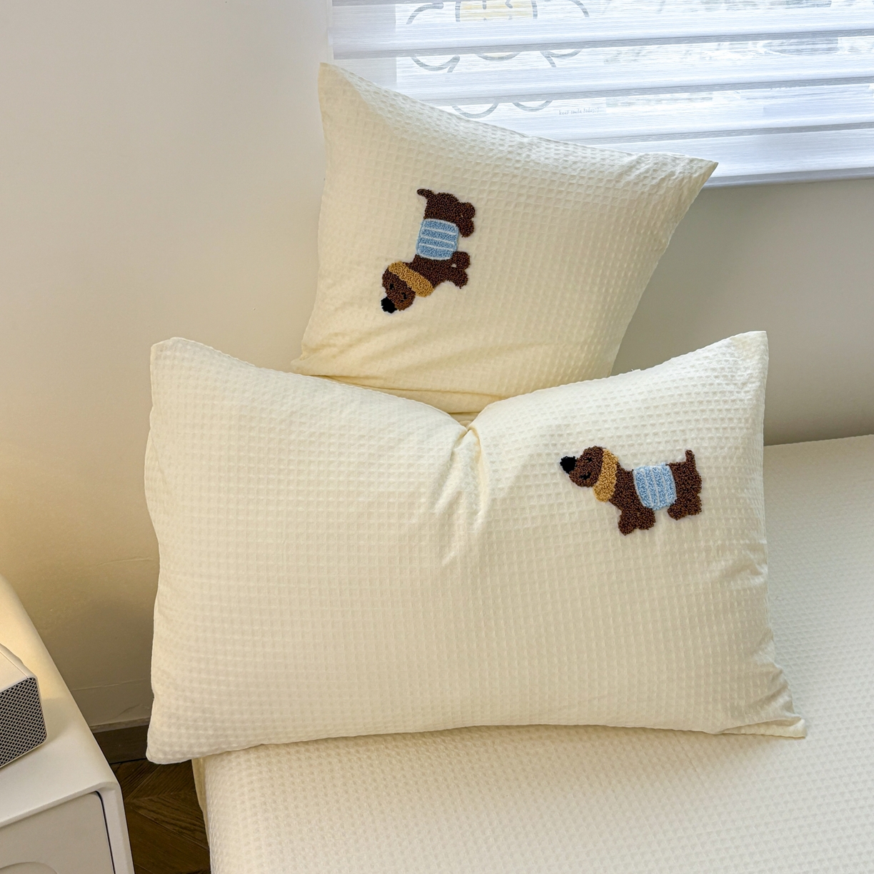 91家纺网 家纺一手货源 找家纺 居眠 2026新款全棉华夫格毛巾绣系列枕套 丑萌小狗-白