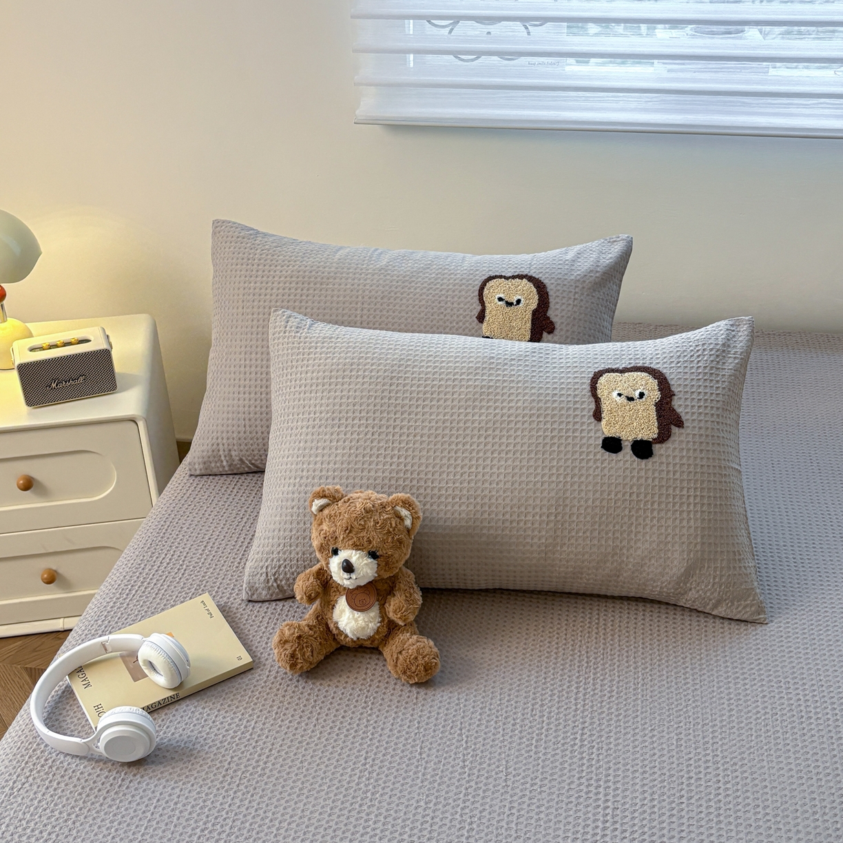 91家纺网 家纺一手货源 找家纺 居眠 2026新款全棉华夫格毛巾绣系列枕套 乖乖幼崽-灰