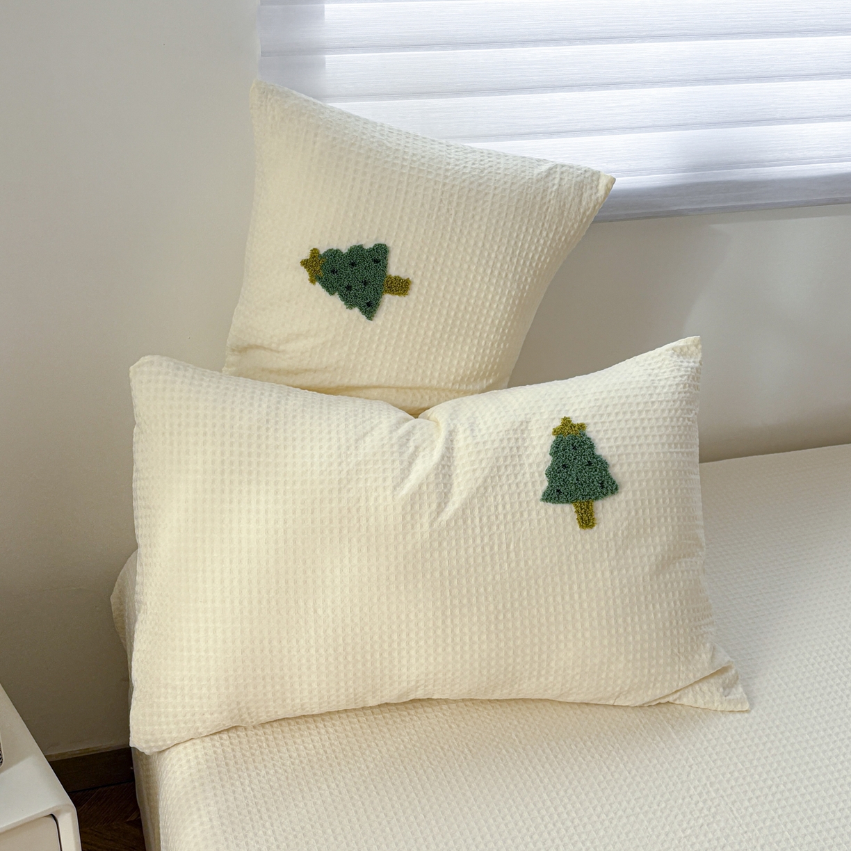 91家纺网 家纺一手货源 找家纺 居眠 2026新款全棉华夫格毛巾绣系列枕套 幸运树-白