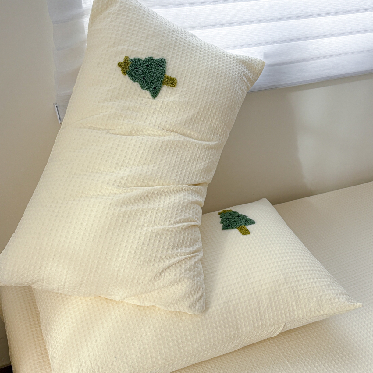 91家纺网 家纺一手货源 找家纺 居眠 2026新款全棉华夫格毛巾绣系列枕套 幸运树-白