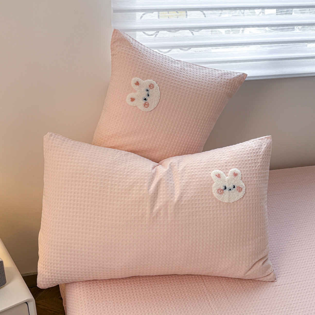 91家纺网 家纺一手货源 找家纺 居眠 2026新款全棉华夫格毛巾绣系列枕套 俏皮小兔-粉