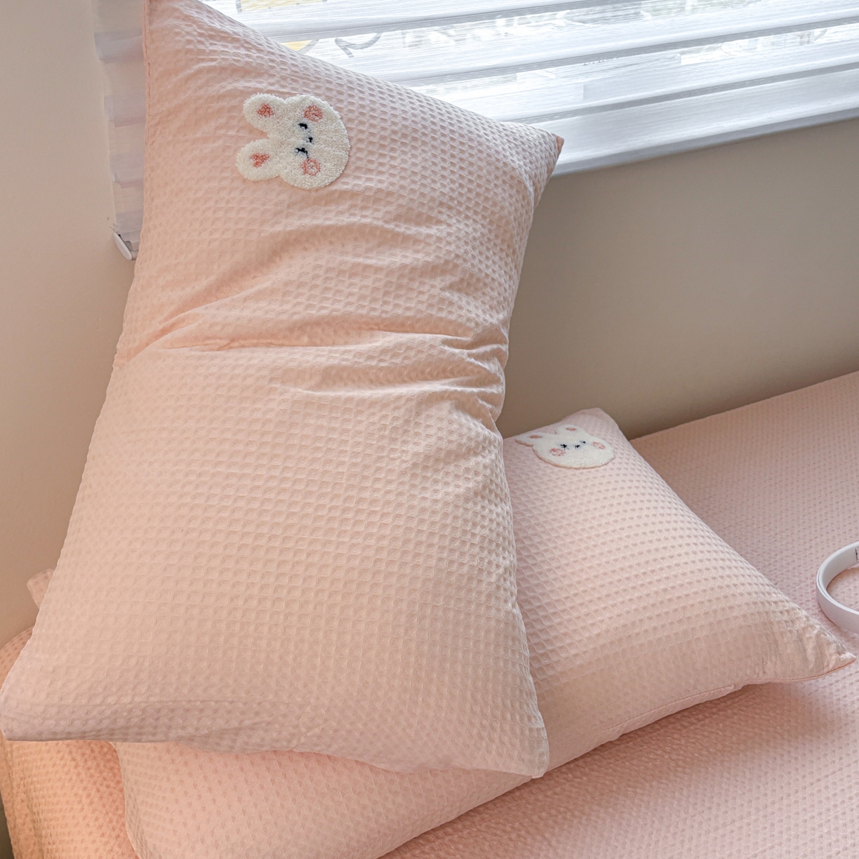91家纺网 家纺一手货源 找家纺 居眠 2026新款全棉华夫格毛巾绣系列枕套 俏皮小兔-粉