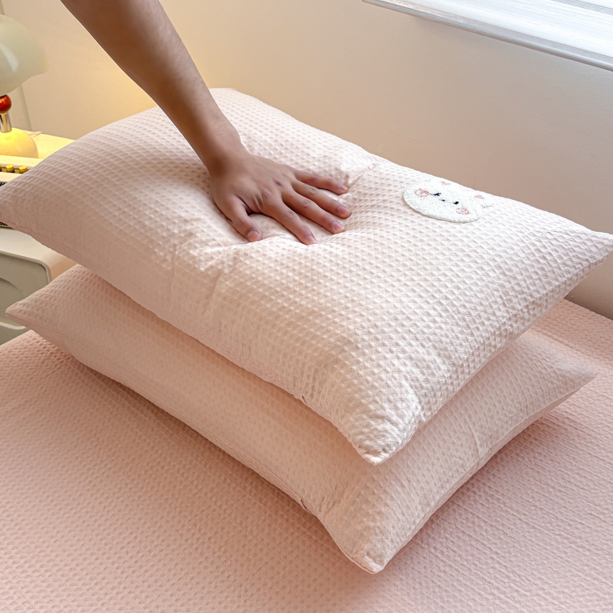 91家纺网 家纺一手货源 找家纺 居眠 2026新款全棉华夫格毛巾绣系列枕套 俏皮小兔-粉