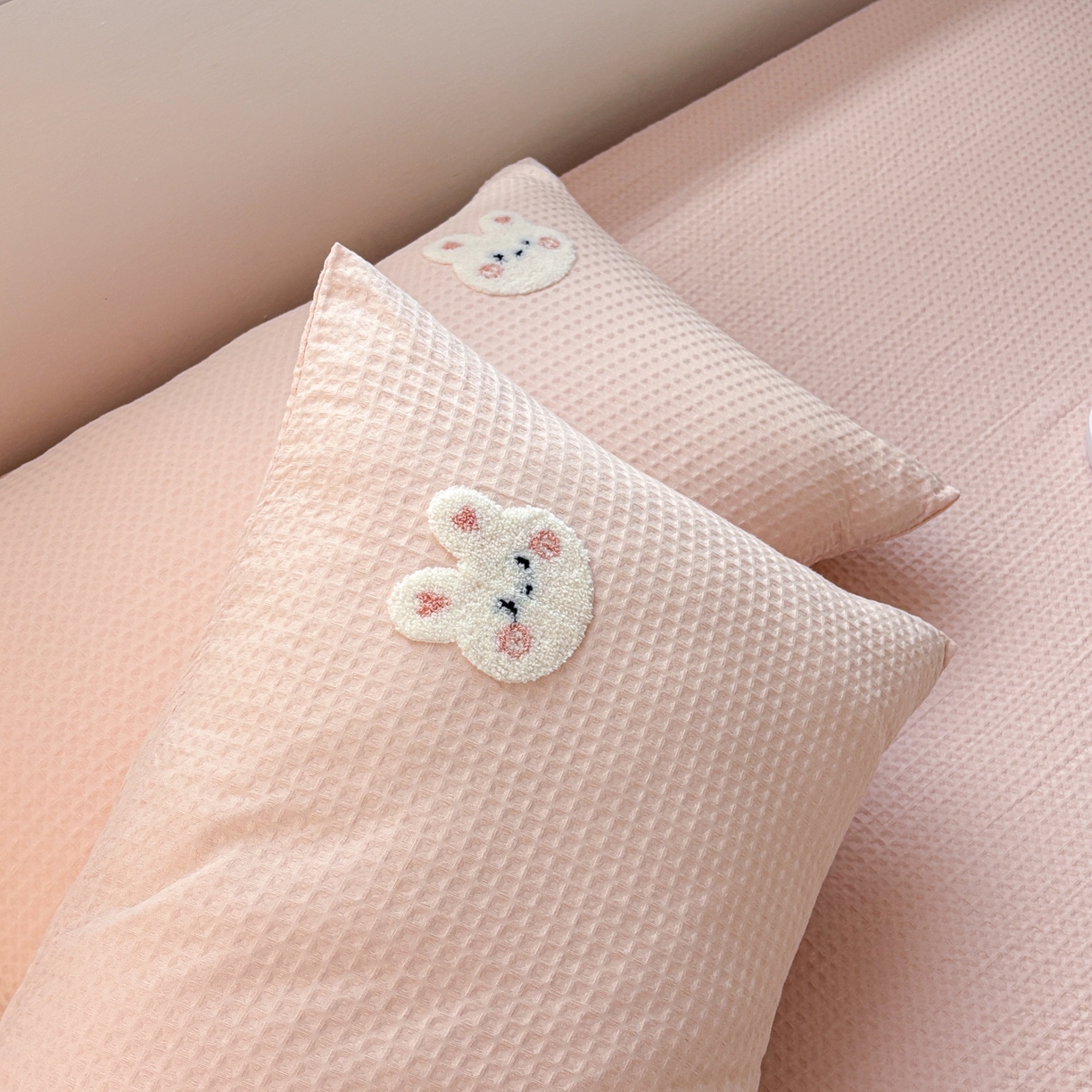 91家纺网 家纺一手货源 找家纺 居眠 2026新款全棉华夫格毛巾绣系列枕套 俏皮小兔-粉