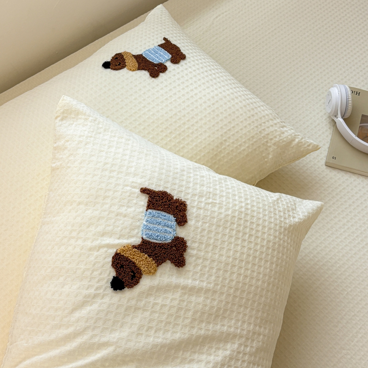 91家纺网 家纺一手货源 找家纺 居眠 2026新款全棉华夫格毛巾绣系列枕套 丑萌小狗-白