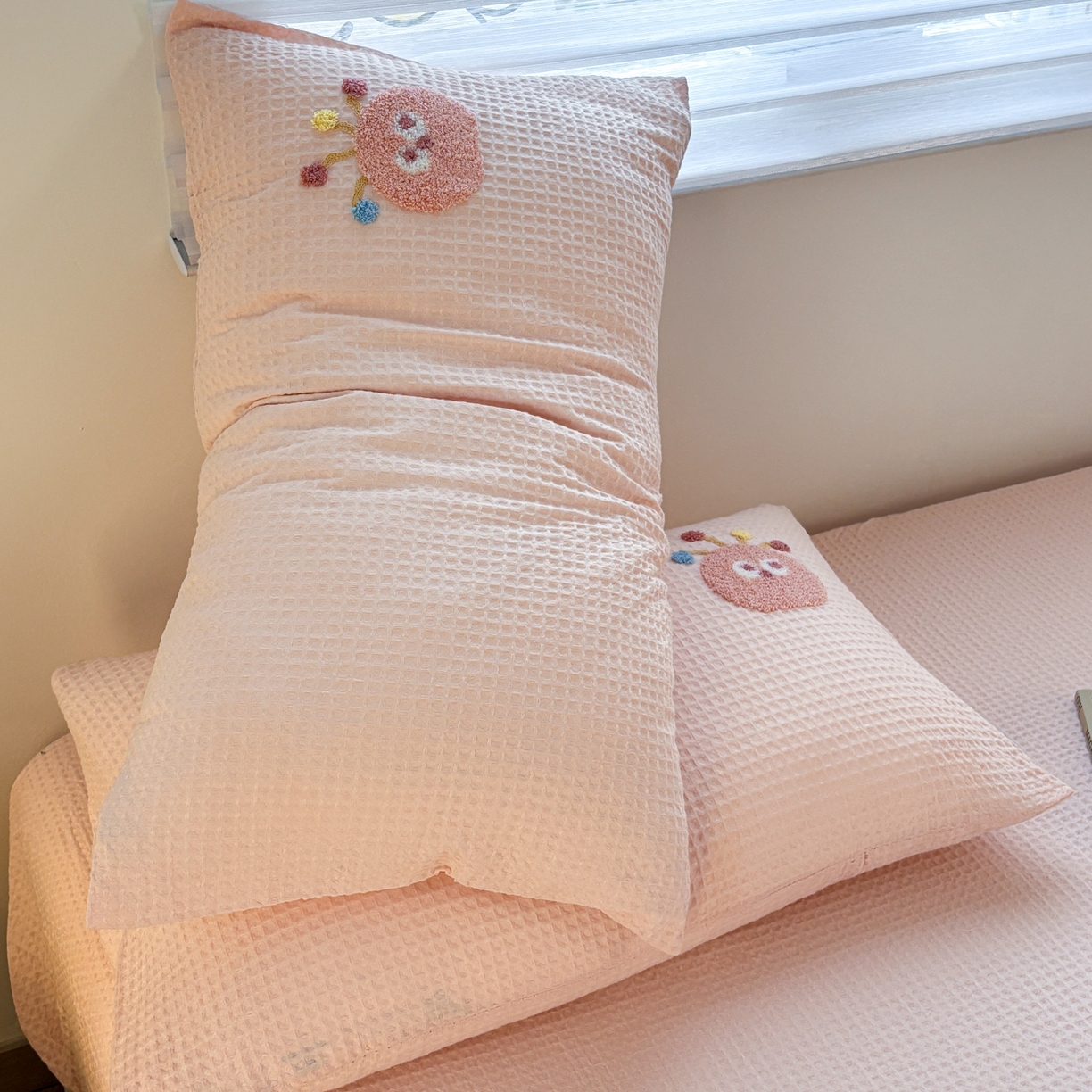 91家纺网 家纺一手货源 找家纺 居眠 2026新款全棉华夫格毛巾绣系列枕套 萌宠-粉