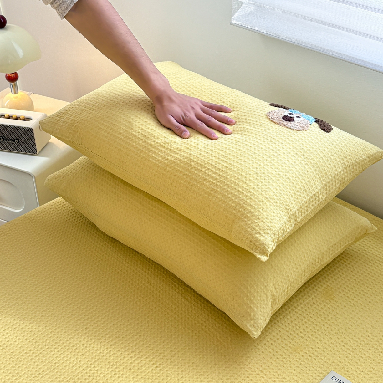 91家纺网 家纺一手货源 找家纺 居眠 2026新款全棉华夫格毛巾绣系列枕套 泡芙小狗-黄