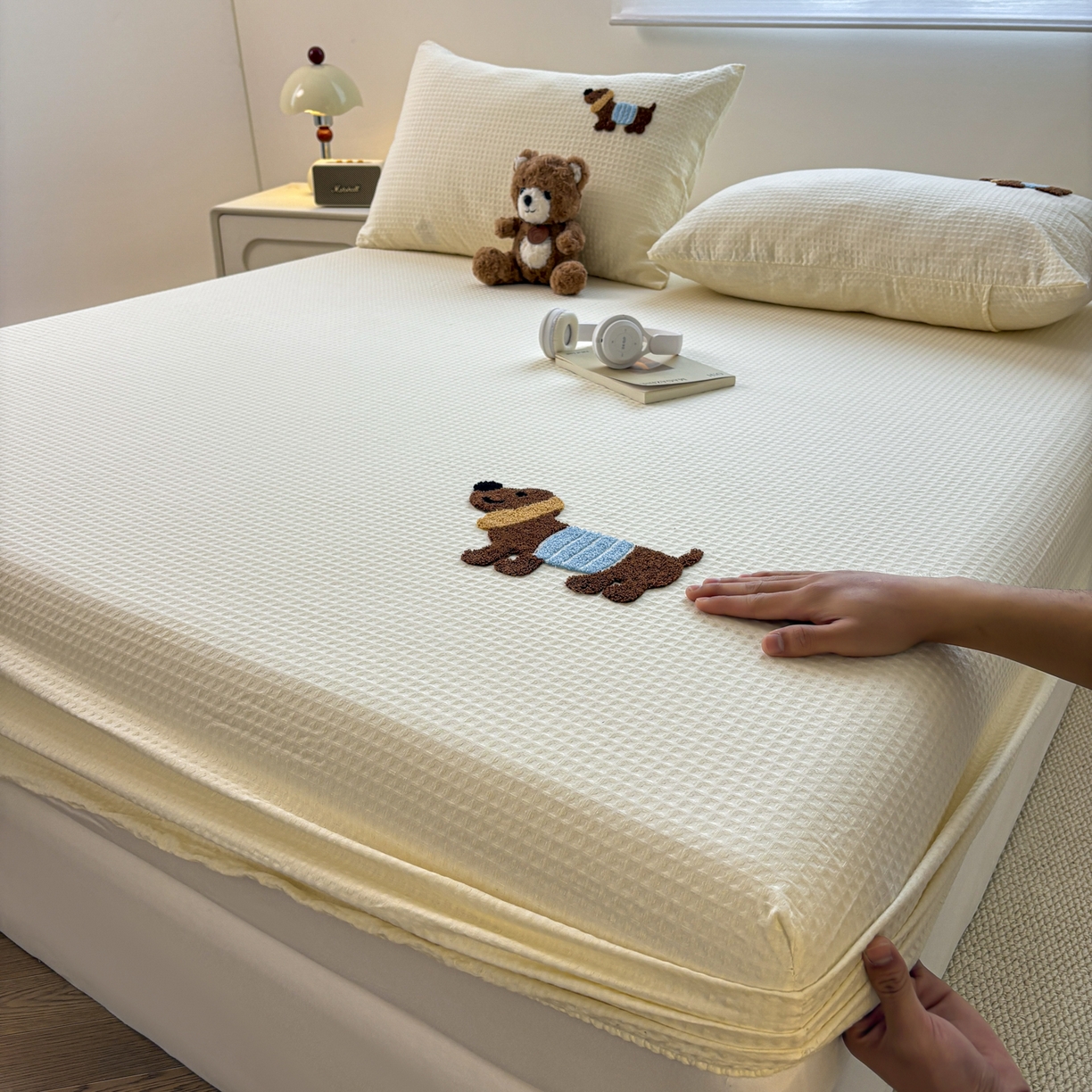 91家纺网 家纺一手货源 找家纺 居眠 2026新款全棉华夫格毛巾绣系列枕套 丑萌小狗-白