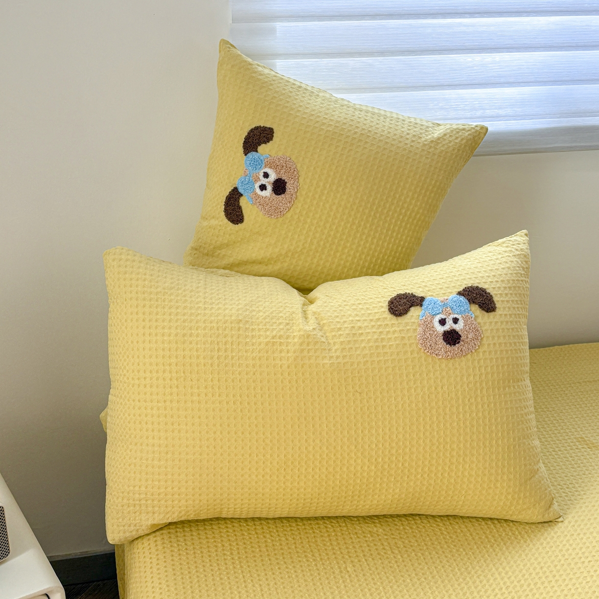 91家纺网 家纺一手货源 找家纺 居眠 2026新款全棉华夫格毛巾绣系列枕套 泡芙小狗-黄