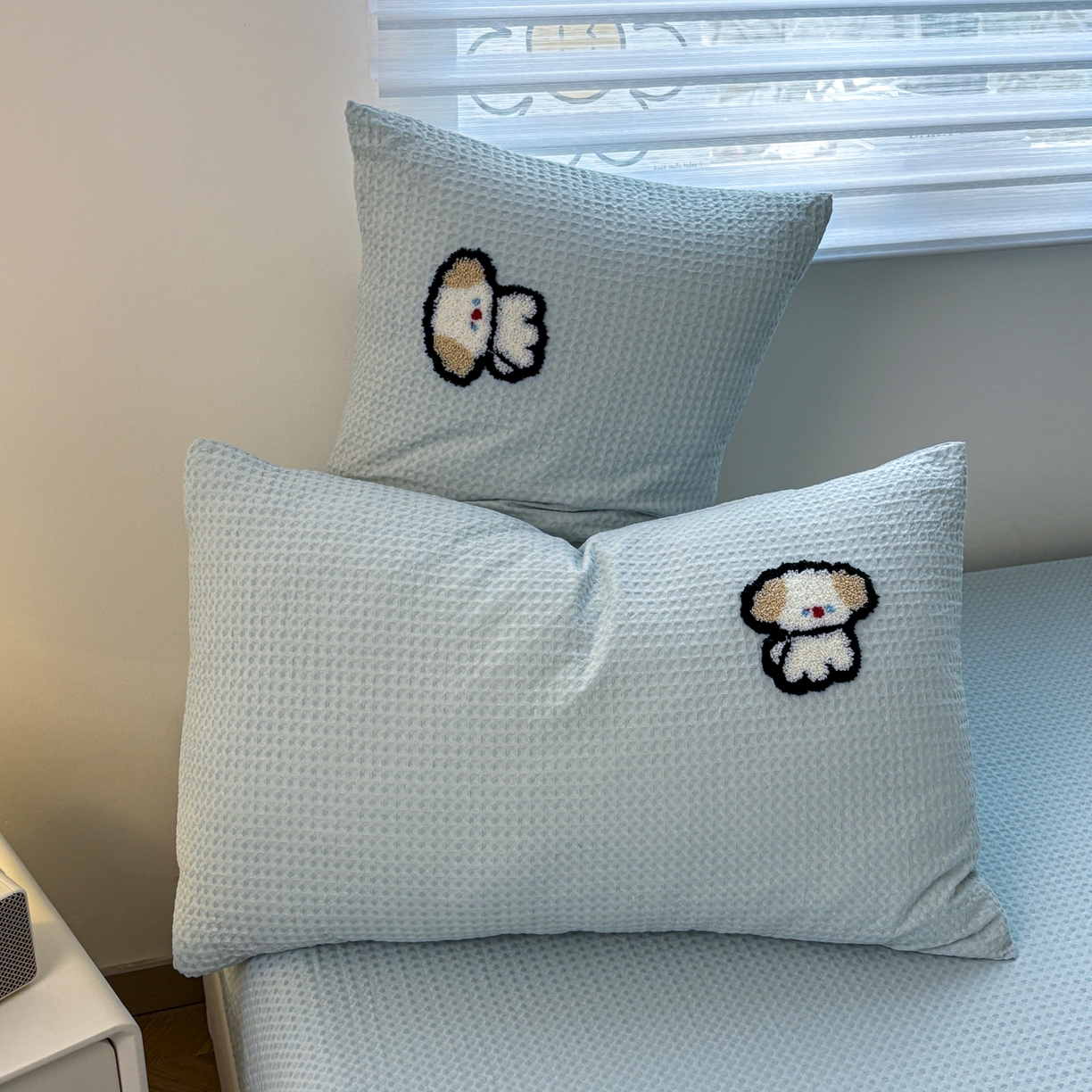 91家纺网 家纺一手货源 找家纺 居眠 2026新款全棉华夫格毛巾绣系列枕套 毛绒小狗-蓝