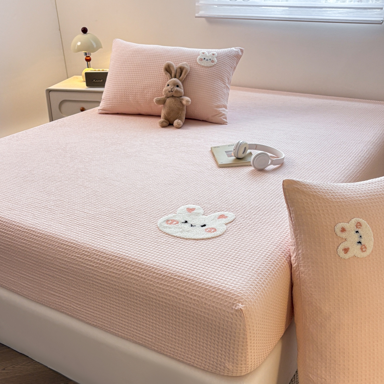 91家纺网 家纺一手货源 找家纺 居眠 2026新款全棉华夫格毛巾绣系列枕套 俏皮小兔-粉