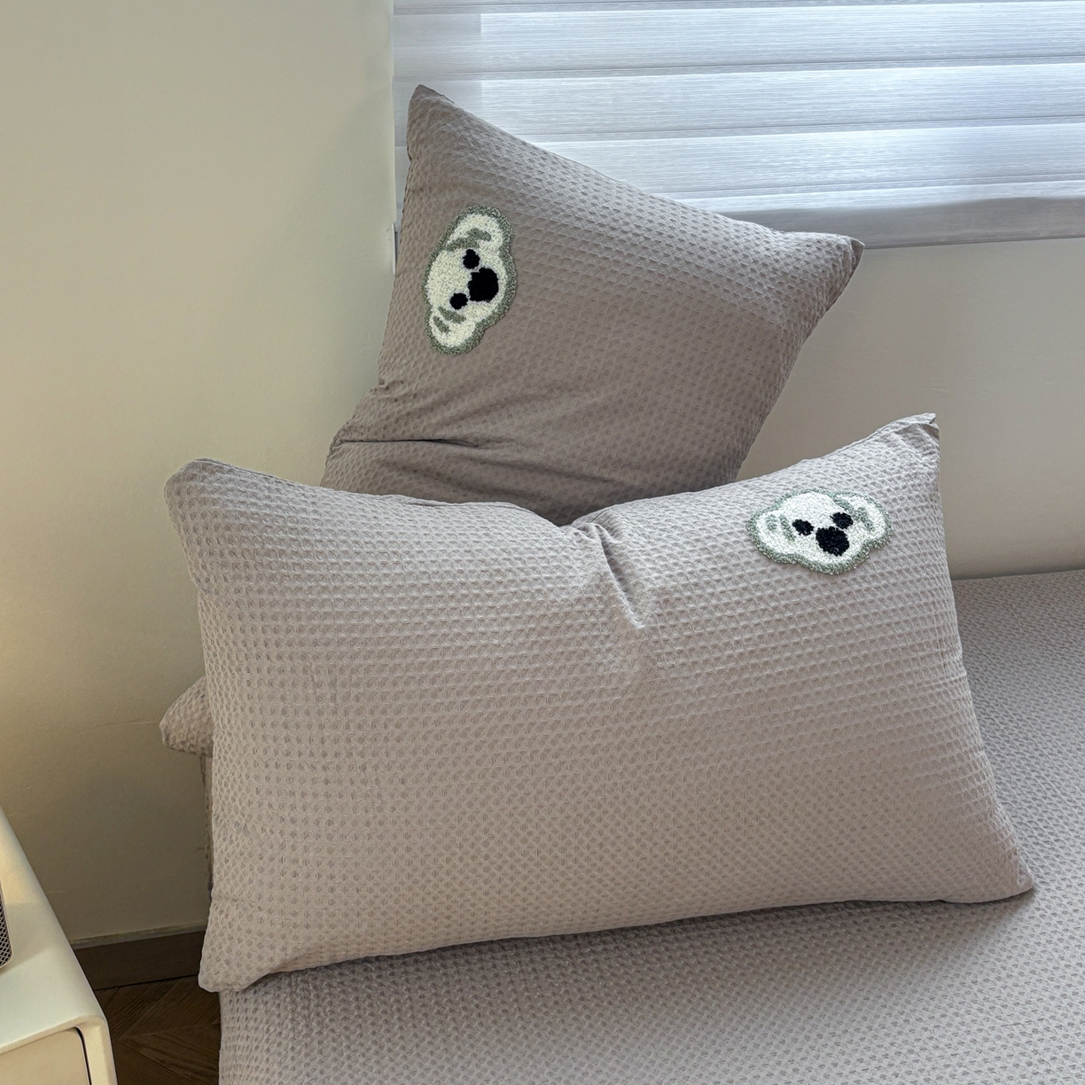 91家纺网 家纺一手货源 找家纺 居眠 2026新款全棉华夫格毛巾绣系列枕套 考拉-星灰