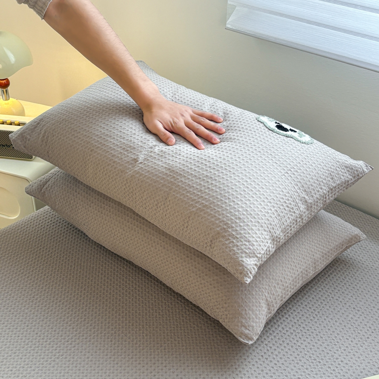 91家纺网 家纺一手货源 找家纺 居眠 2026新款全棉华夫格毛巾绣系列枕套 考拉-星灰