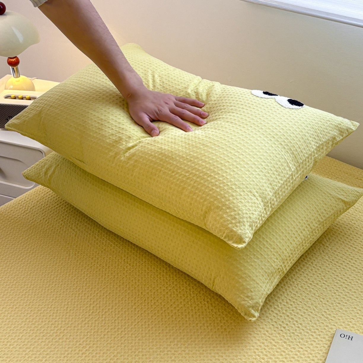 91家纺网 家纺一手货源 找家纺 居眠 2026新款全棉华夫格毛巾绣系列枕套 呆呆大眼-黄