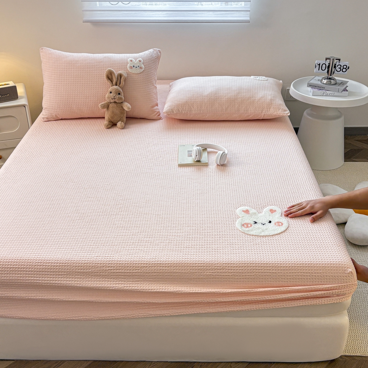 91家纺网 家纺一手货源 找家纺 居眠 2026新款全棉华夫格毛巾绣系列枕套 俏皮小兔-粉