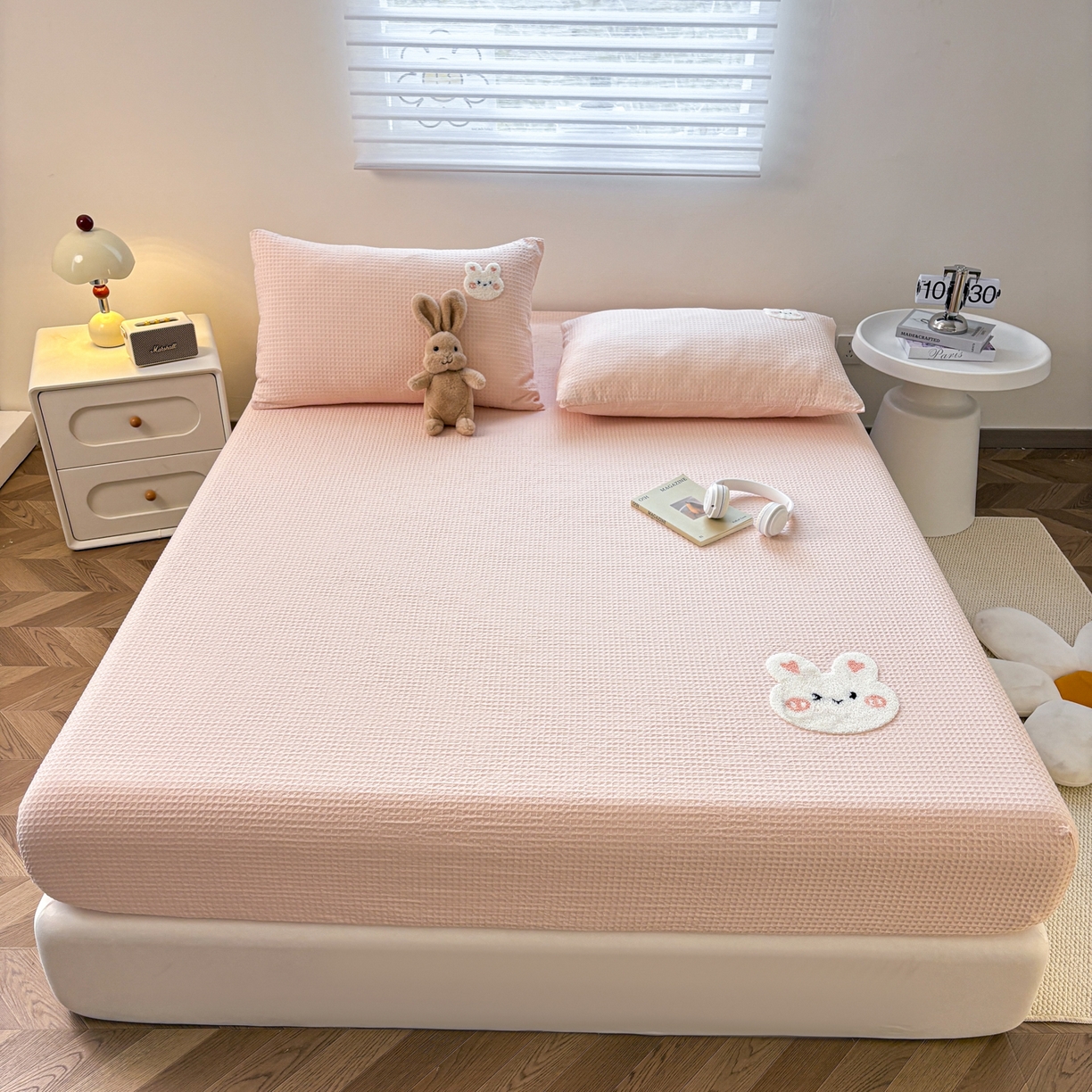 91家纺网 家纺一手货源 找家纺 居眠 2026新款全棉华夫格毛巾绣系列枕套 俏皮小兔-粉