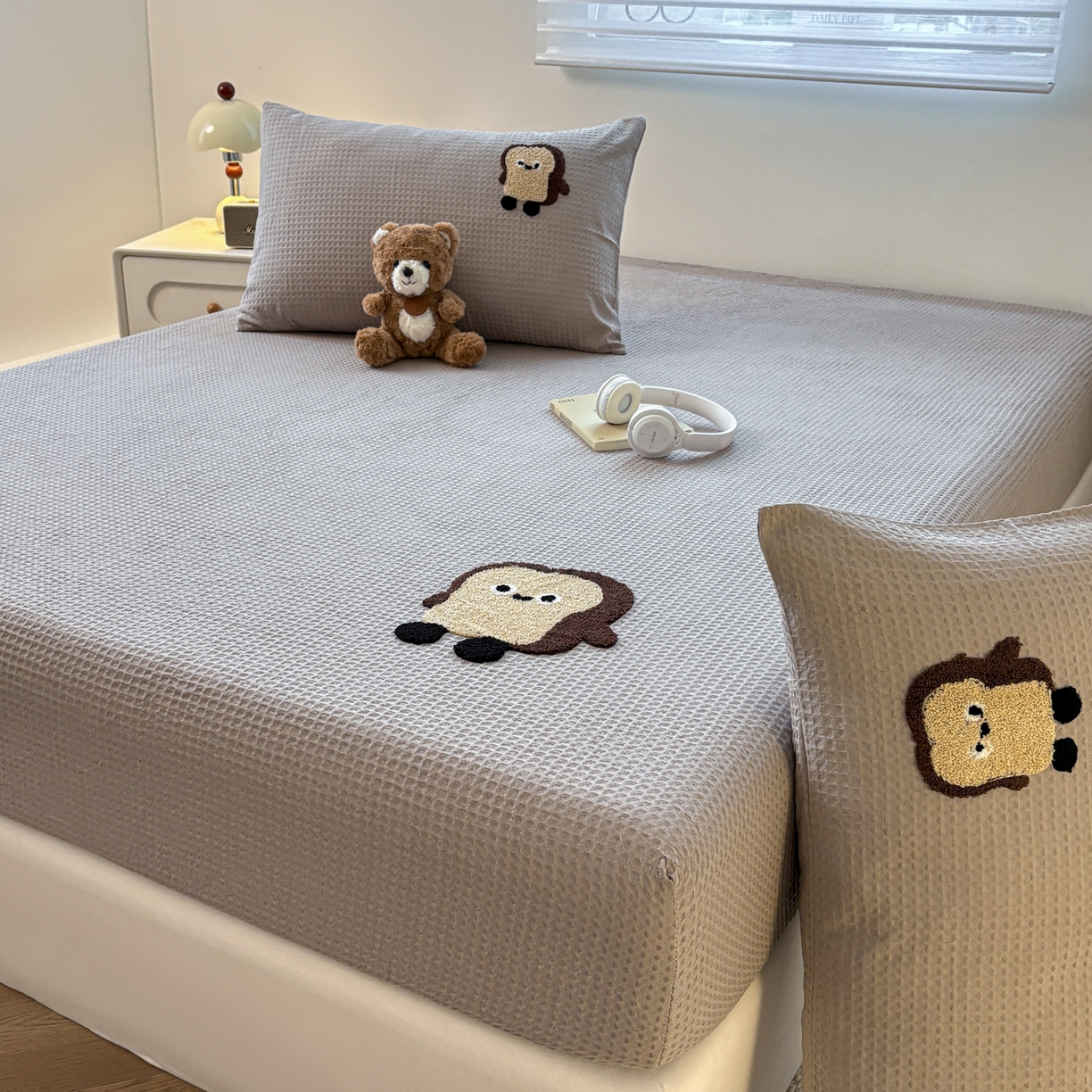 91家纺网 家纺一手货源 找家纺 居眠 2026新款全棉华夫格毛巾绣系列枕套 乖乖幼崽-灰