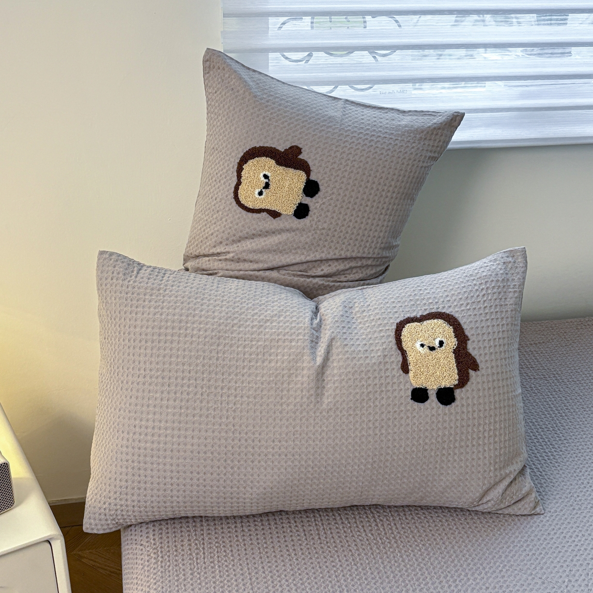 91家纺网 家纺一手货源 找家纺 居眠 2026新款全棉华夫格毛巾绣系列枕套 乖乖幼崽-灰