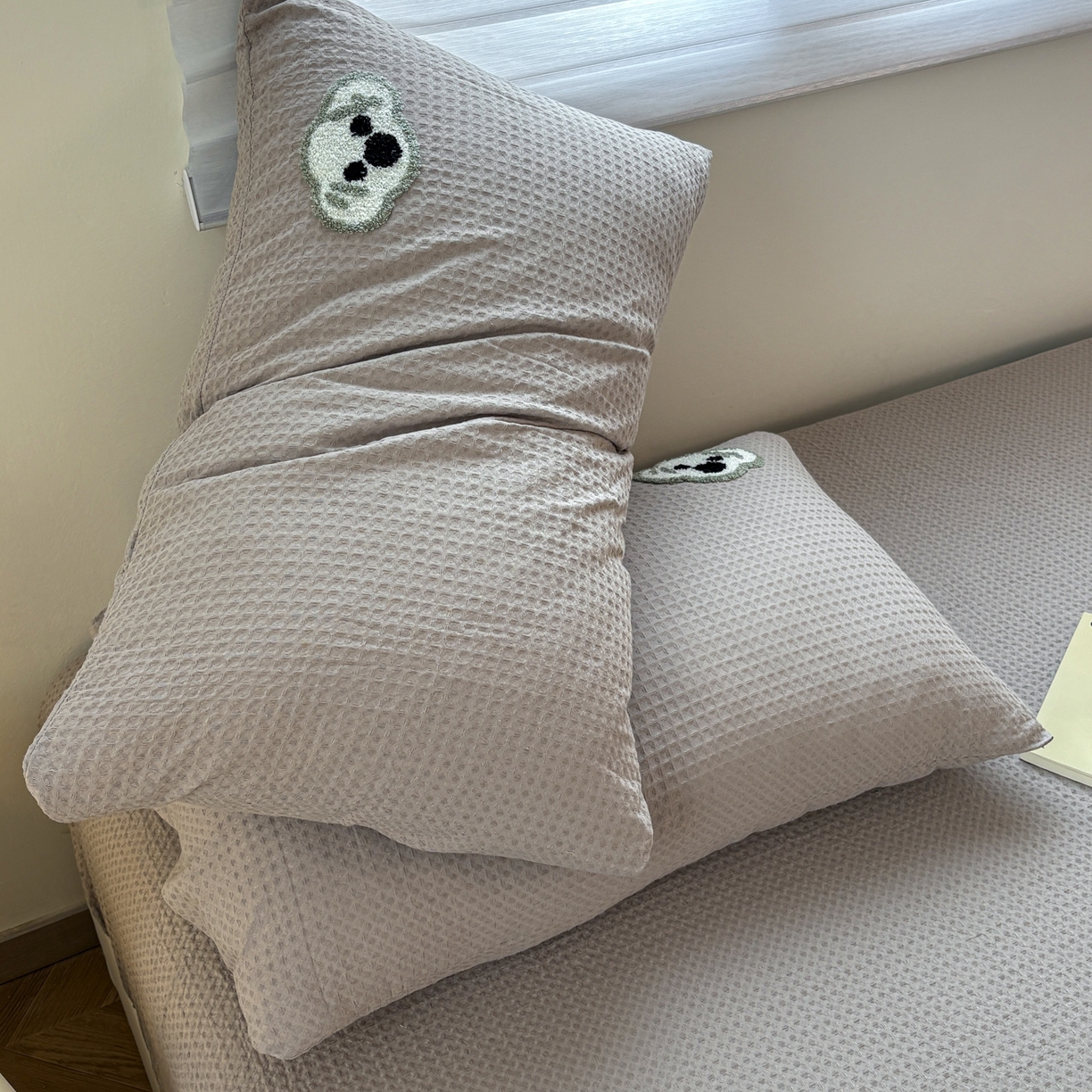 91家纺网 家纺一手货源 找家纺 居眠 2026新款全棉华夫格毛巾绣系列枕套 考拉-星灰