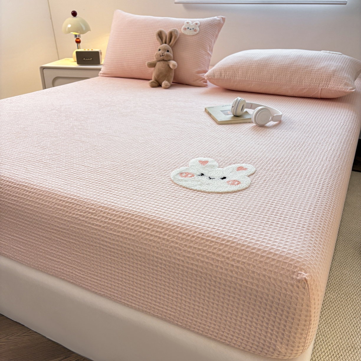 91家纺网 家纺一手货源 找家纺 居眠 2026新款全棉华夫格毛巾绣系列枕套 俏皮小兔-粉